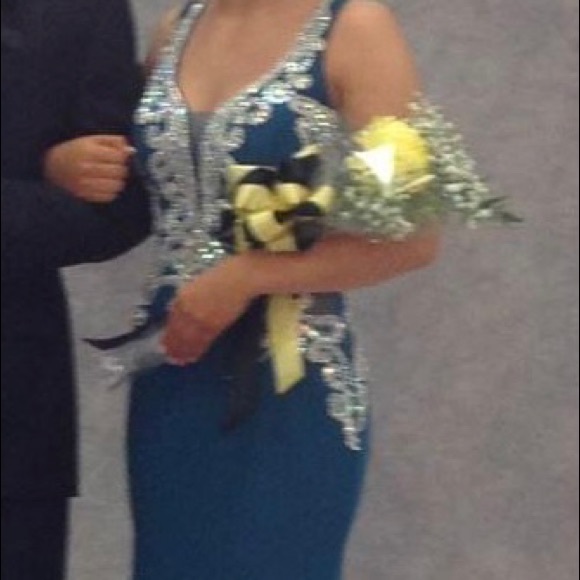 Size M fits like a 4/6 $700 brand new color teal - Picture 1 of 6